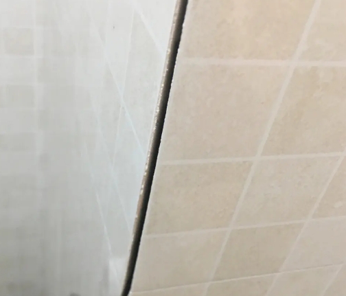 和田地瓷砖空鼓维修公司分享阳台瓷砖脱落的修复过程可以分为以下几个步骤